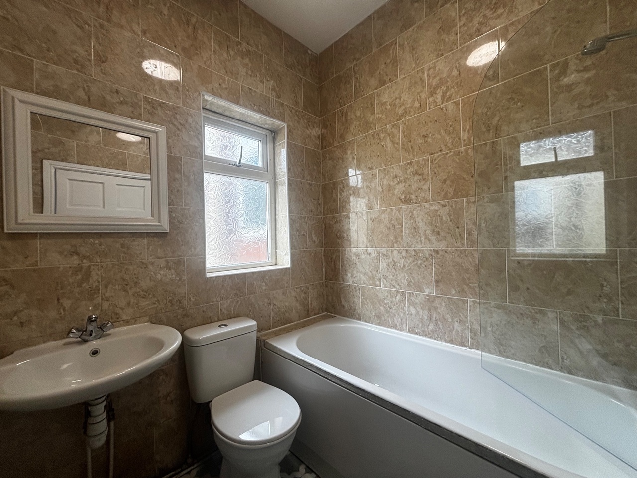 3 Bed End Terrace, Kennedy Road, M5 – photo 12