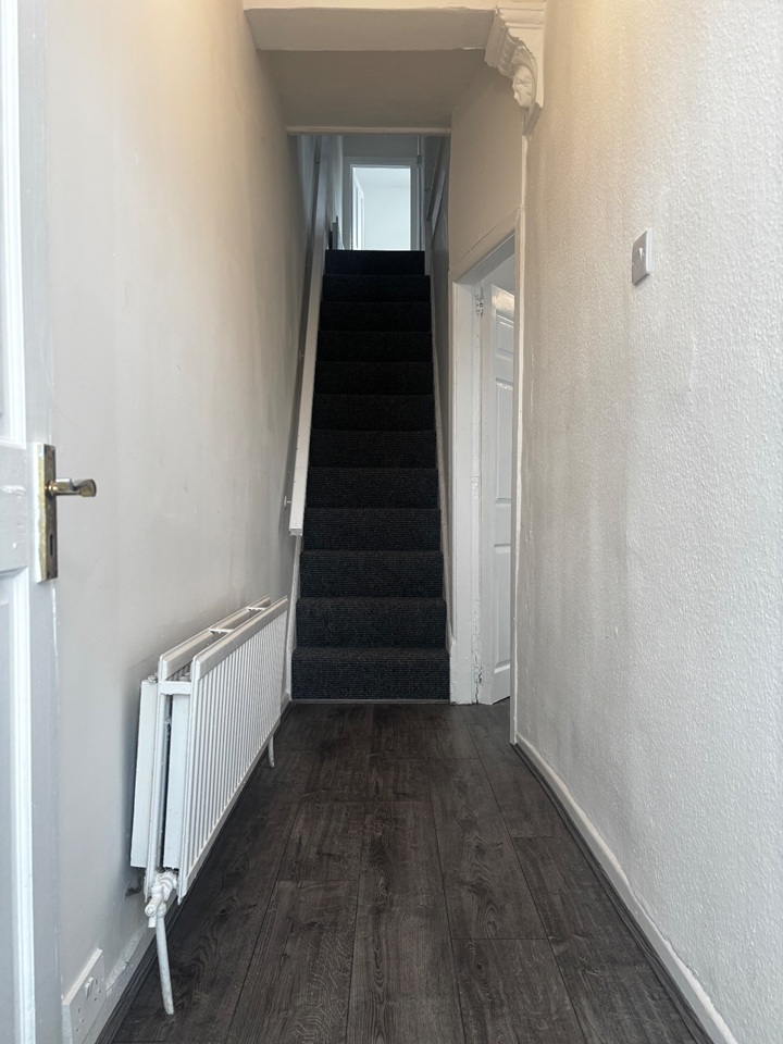 3 Bed End Terrace, Kennedy Road, M5 – photo 2