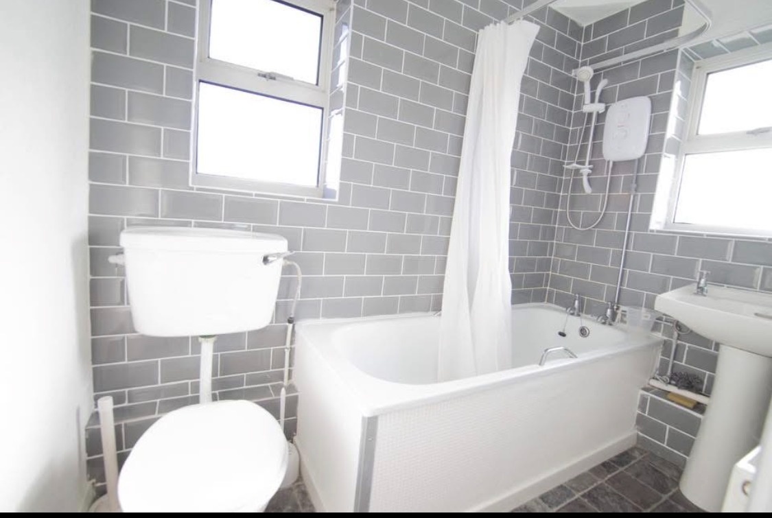 1 Bed Flat, Churwell, LS27 photo 2