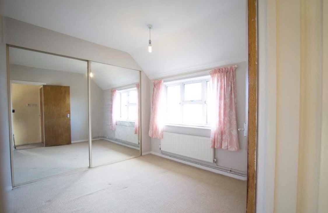 1 Bed Flat, Churwell, LS27 photo 3