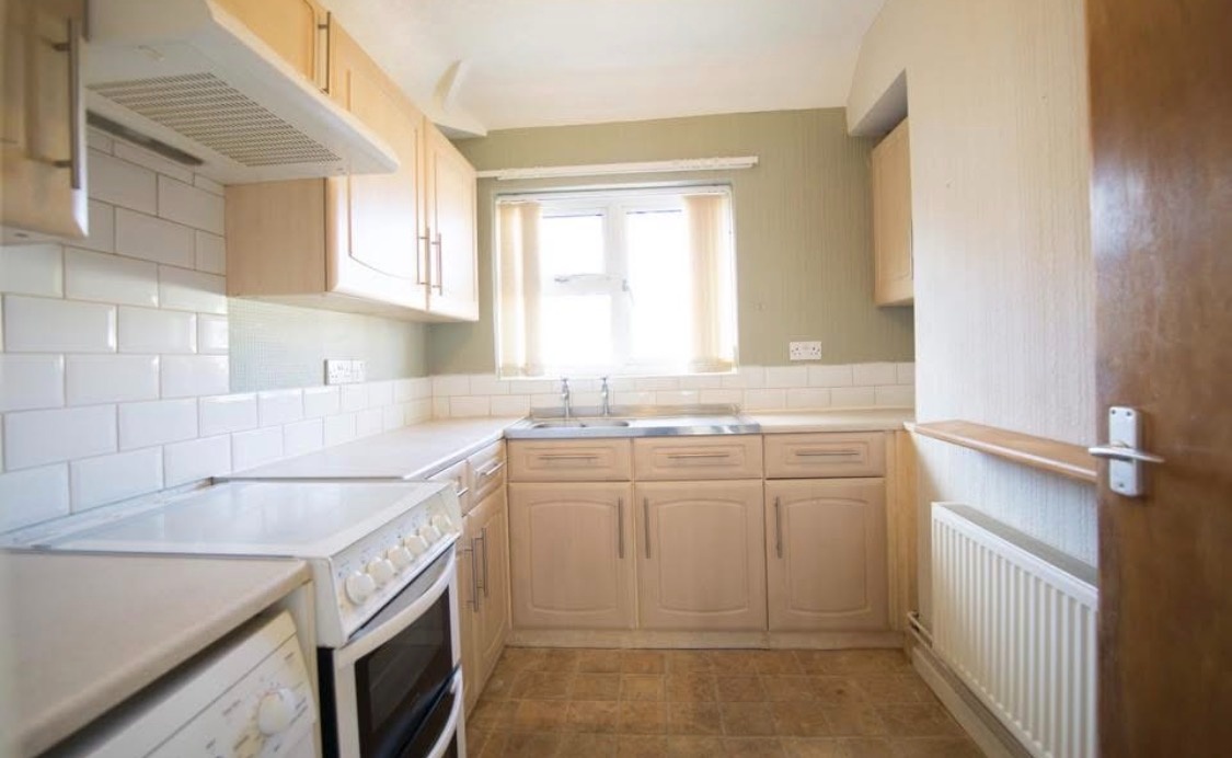 1 Bed Flat, Churwell, LS27 photo 4