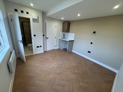 Studio Flat, Albert Road, KT3