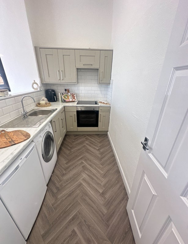2 Bed Flat, Cardigan Road, LS6 photo 2