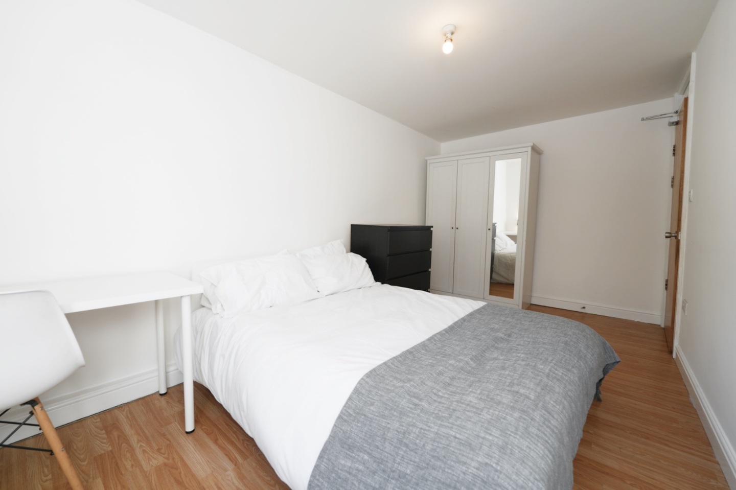 4 Bed Flat, Court St, E1 photo 2