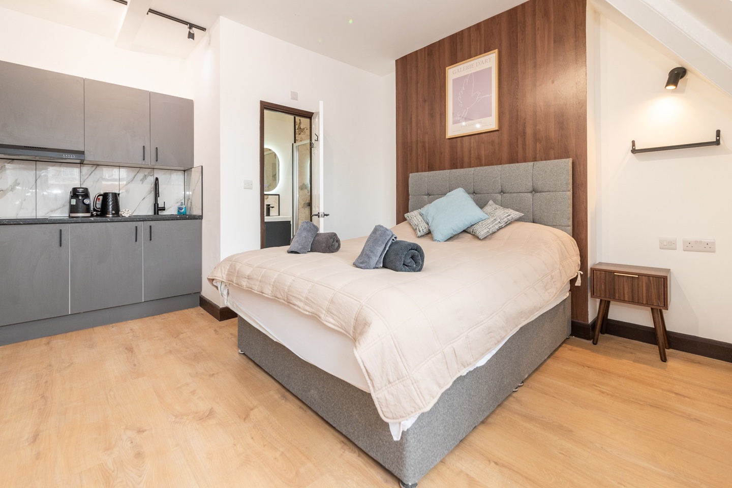 Studio Flat, Kensington High St, W8 photo 4