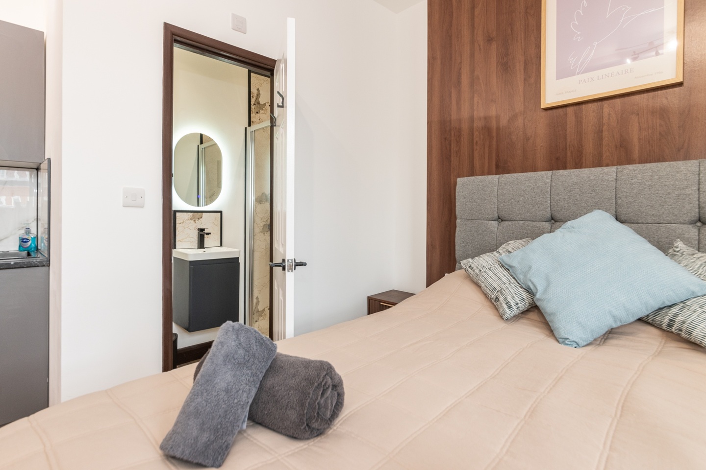 Studio Flat, Kensington High St, W8 photo 3
