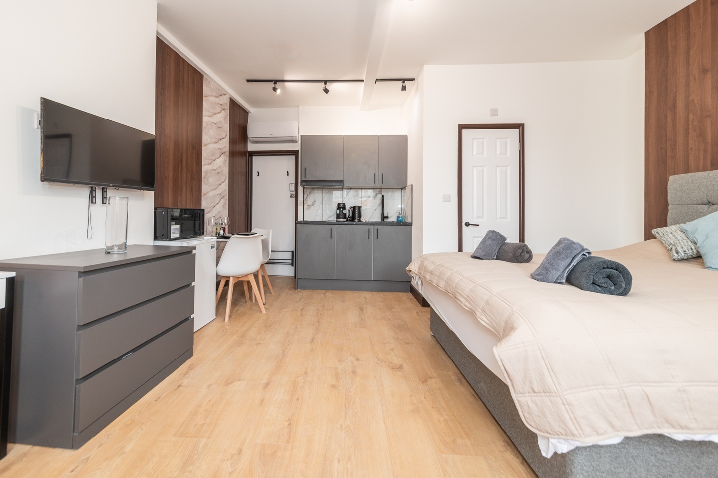 Studio Flat, Kensington High St, W8 photo 5