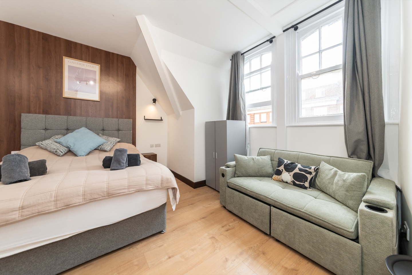 Studio Flat, Kensington High St, W8 photo 2