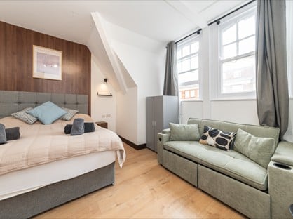 Studio Flat, Kensington High St, W8