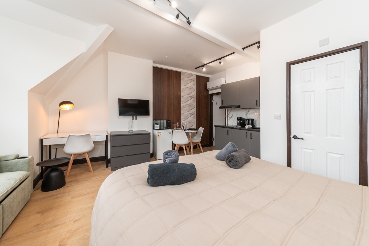 Studio Flat, Kensington High St, W8