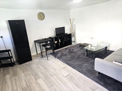 Studio Flat, South End Road, RM13