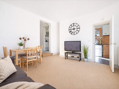 1 Bed Flat, Shepherds Bush Road, W6