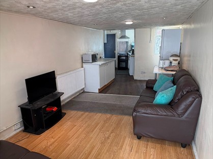 2 Bed Flat, Raddlebarn Road, B29