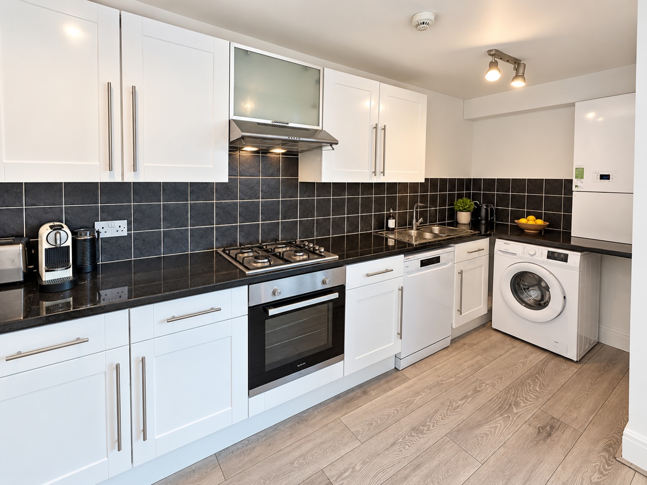 2 Bed Flat, Otley Road, LS16 photo 2