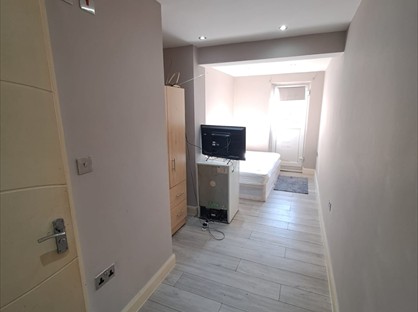 Room in a Shared House, Willingham Way, KT1