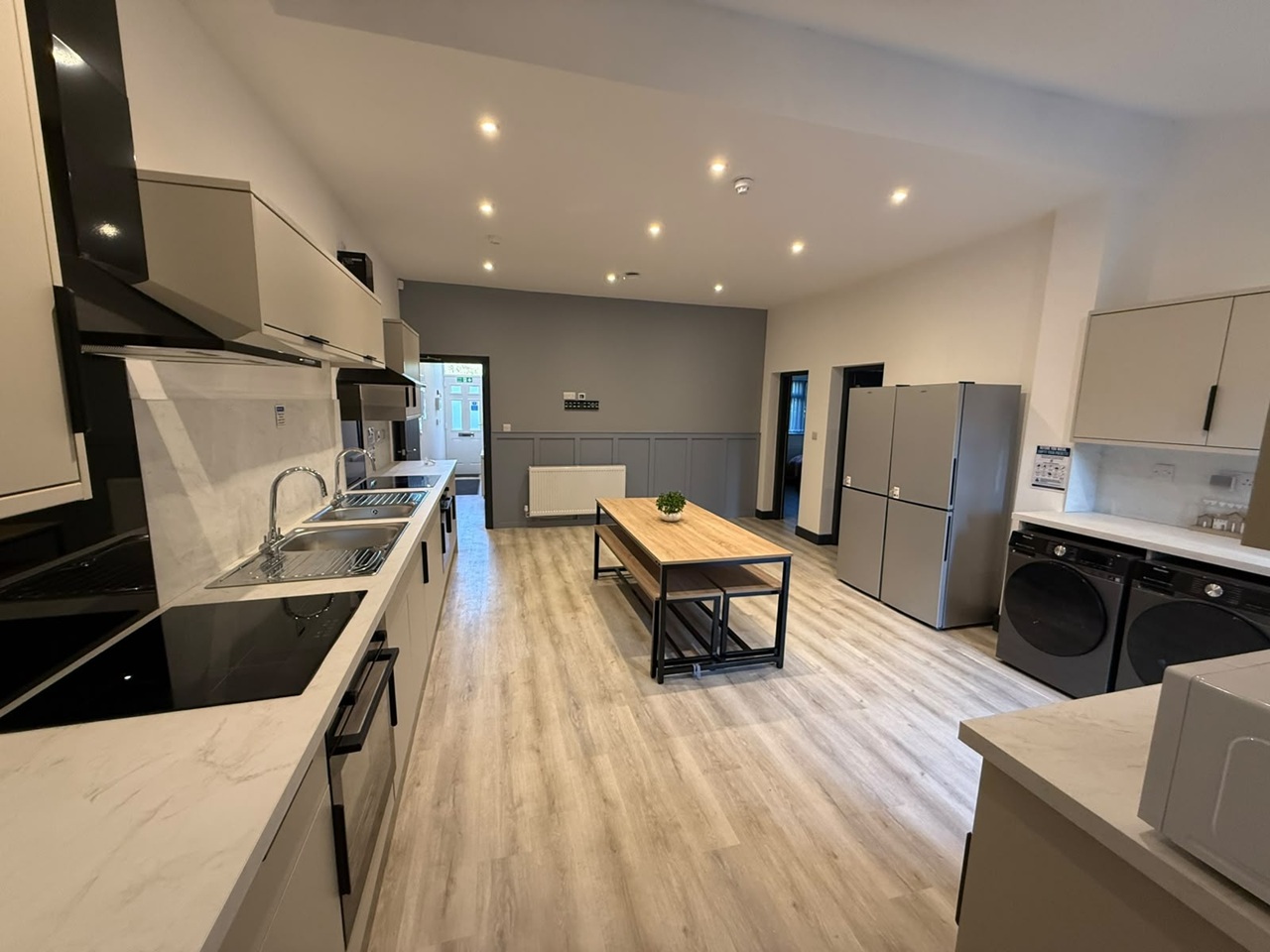 Room in a Shared House, Park Retreat, B66