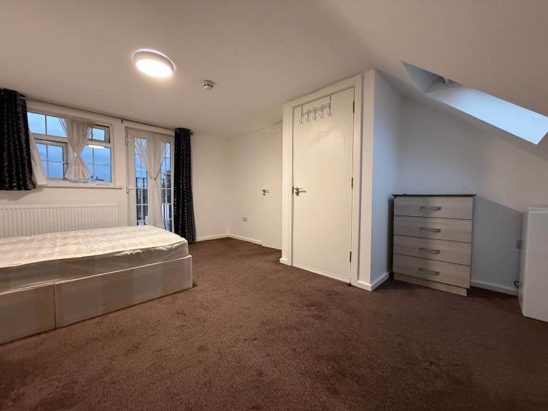 4 Bed Semi-Detached House, Parkside Estate, E9