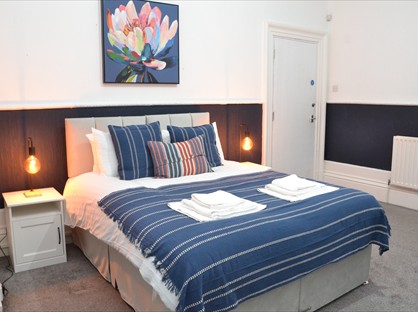 8 Bed Semi-Detached House, Chester Square, OL6