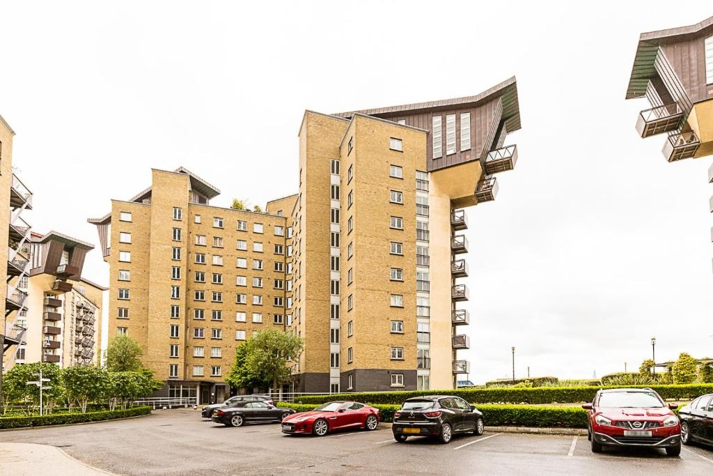 London - 2 Bed Flat, Pierpoint Building, E14 - To Rent Now for £2,650. ...