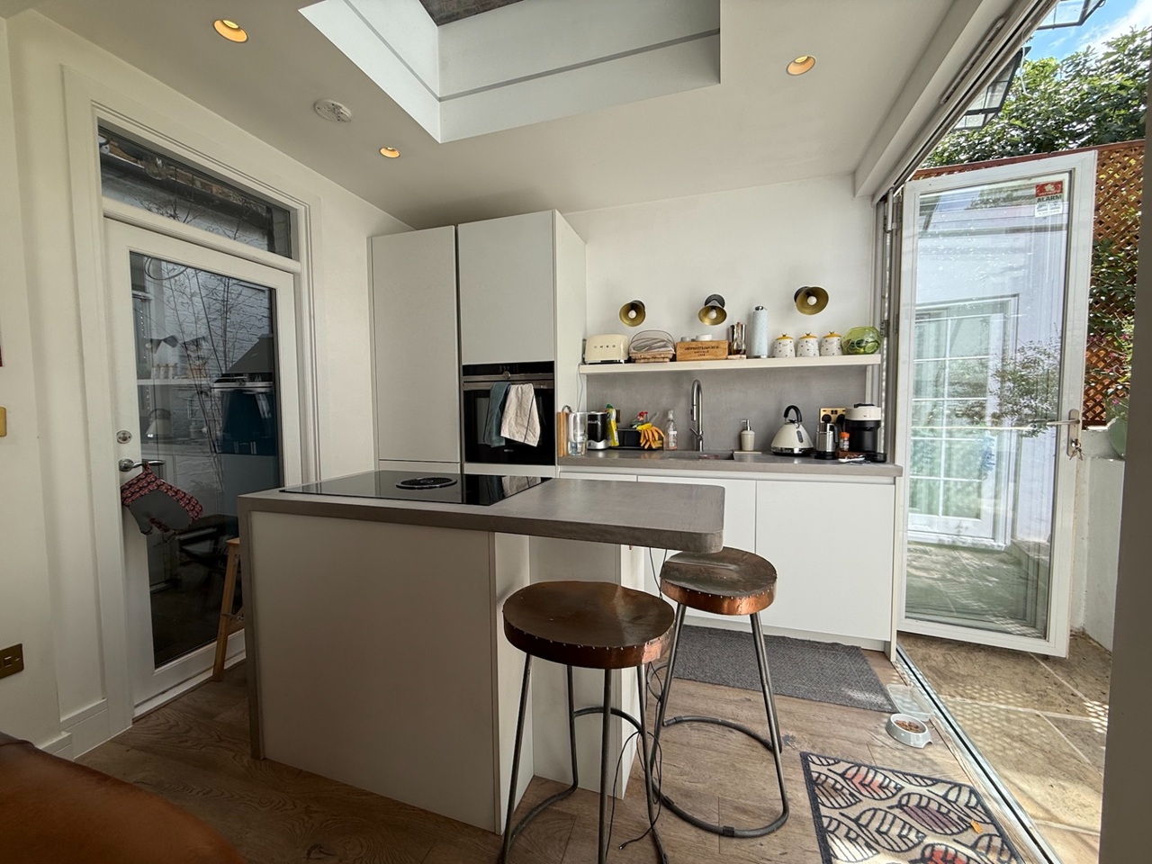 2 Bed Flat, Finborough Road, SW10 photo 2
