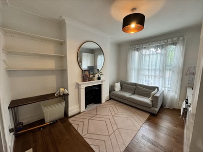 Studio Flat, Arragon Road, TW1