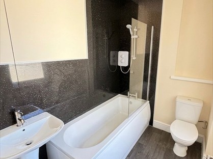 2 Bed Flat, Clifton Road, LL30