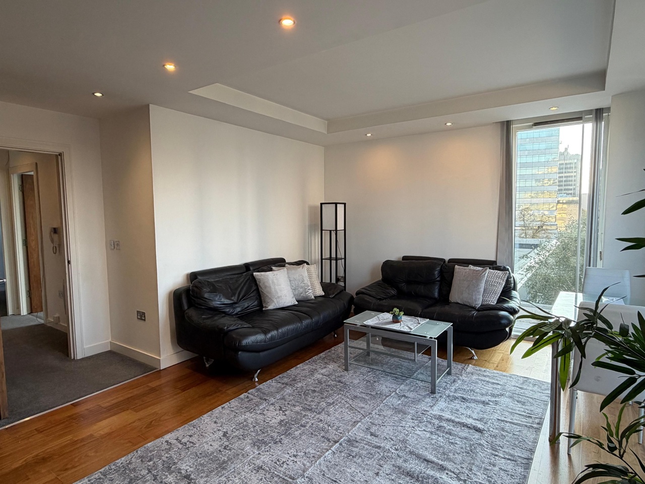 2 Bed Flat, Newport Road, CF24 photo 3