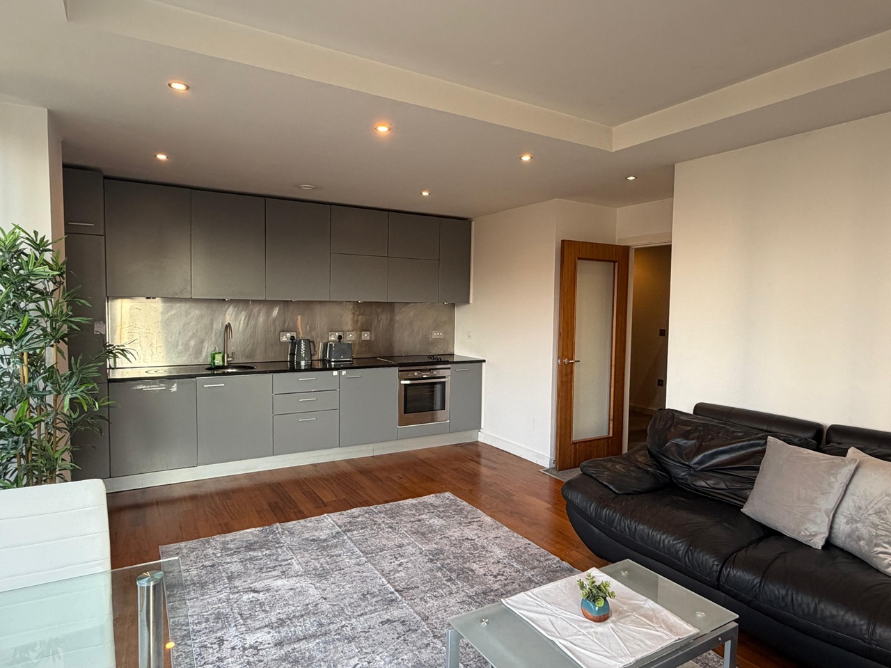 2 Bed Flat, Newport Road, CF24 photo 5