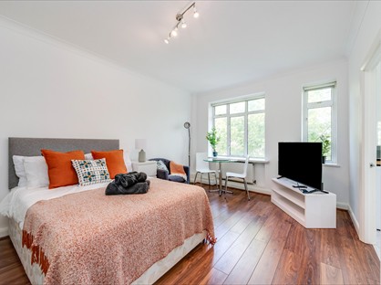 Studio Flat, Warren Court, NW1