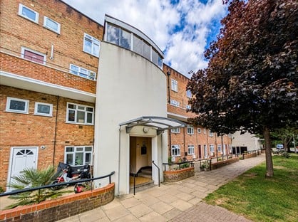 3 Bed Flat, Frensham Drive, SW15