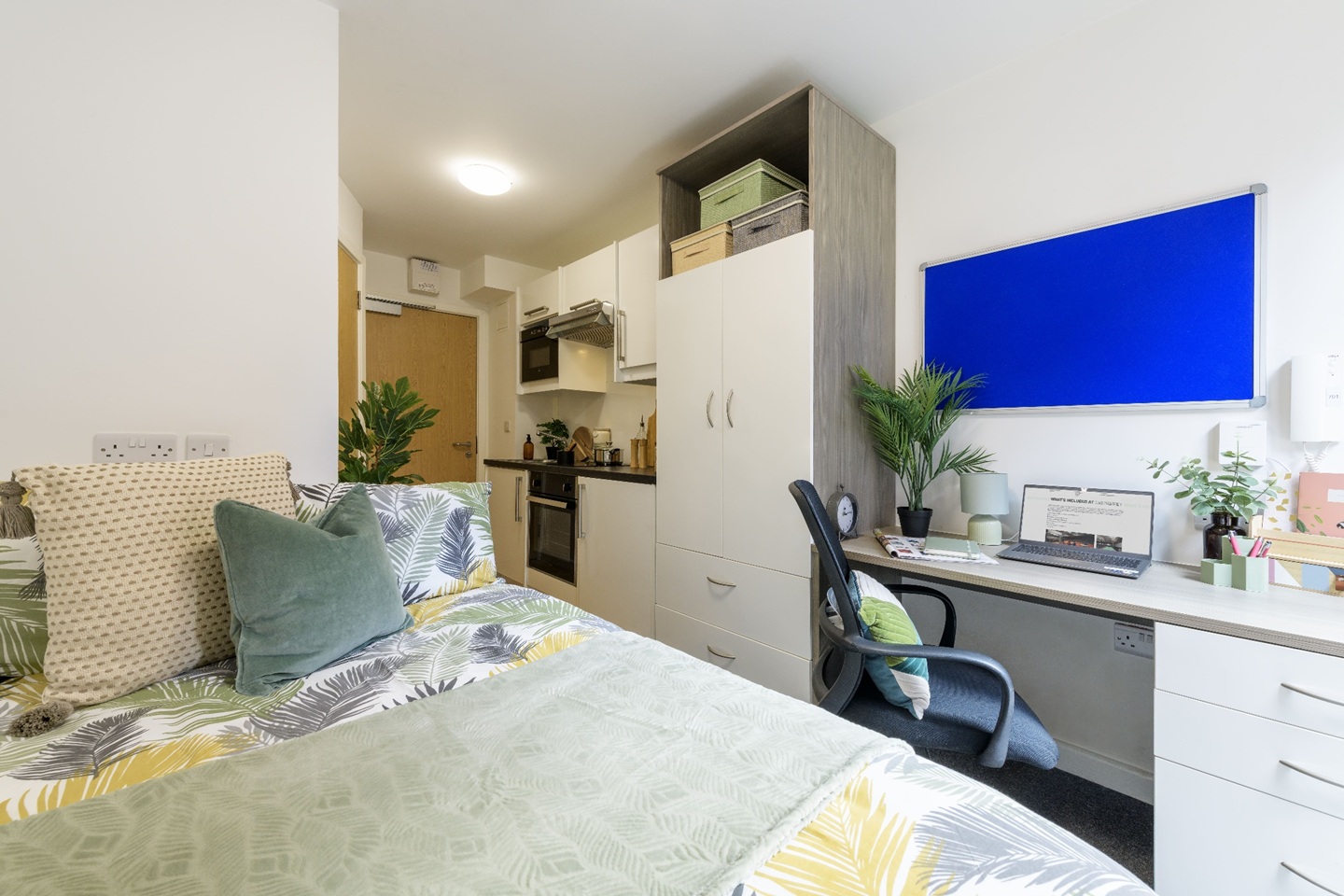 Studio Flat, West Park Place, EH11