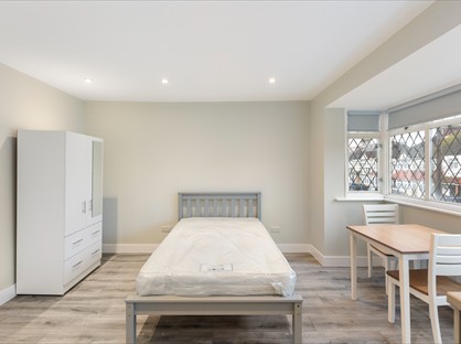 Studio Flat, Cheam, SM3