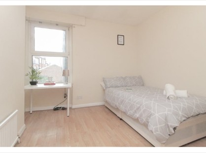 Room in a Shared Flat, Chatworth Gardens, W3
