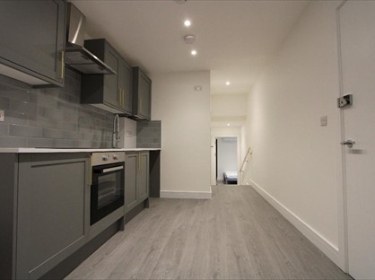 2 Bed Flat, Parkgate Road, SW11