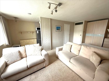 Studio Flat, Handcross Road, LU2