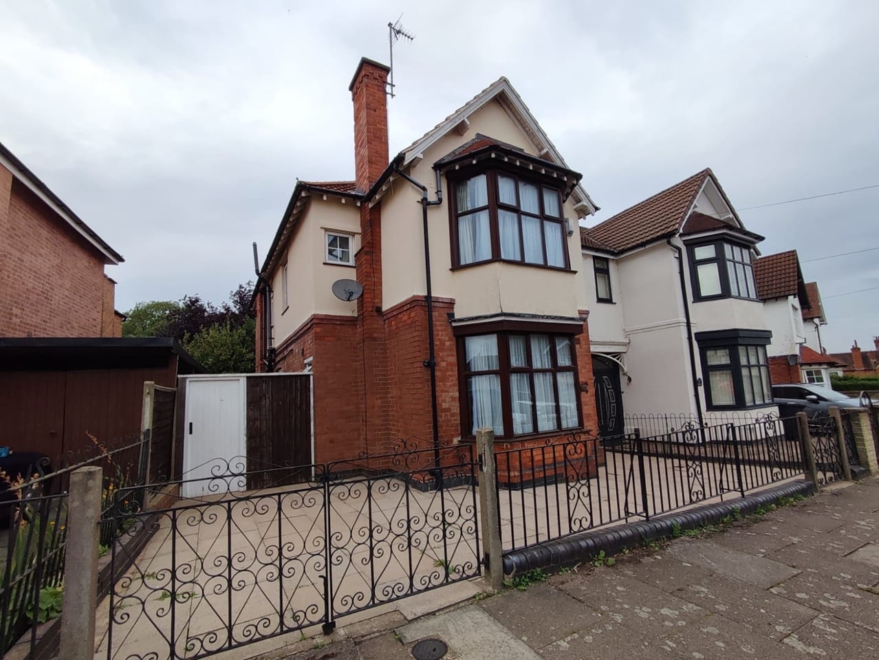4 Bed Semi-Detached House, Roundhill Road, LE5