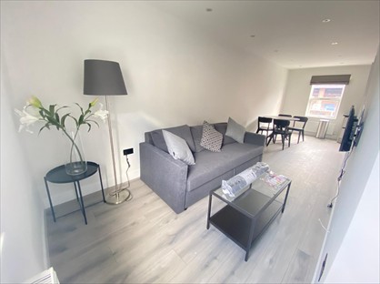 1 Bed Flat, High St, TW3