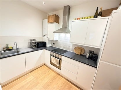 1 Bed Flat, The Broadway, SW19