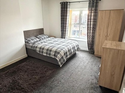 Room in a Shared House, County Road, L4