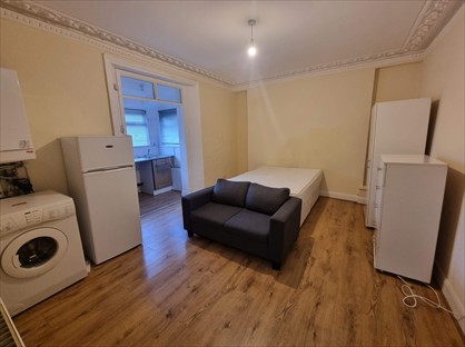 Studio Flat, Lewin Road, SW16