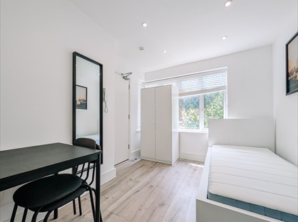 Studio Flat, Warwick Villas, TW20