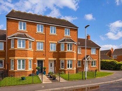 6 Bed Terraced House, Moravia Close, TA6