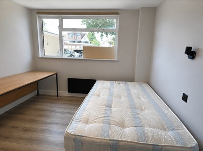 Studio Flat, Charlton Road, TW17