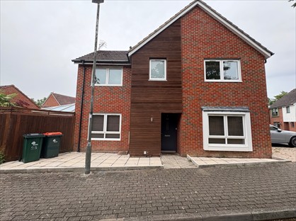 3 Bed Semi-Detached House, Delrogue Road, RH11