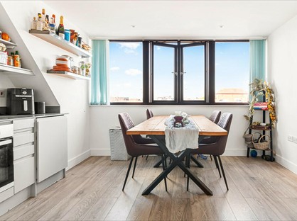 2 Bed Flat, High St, KT22