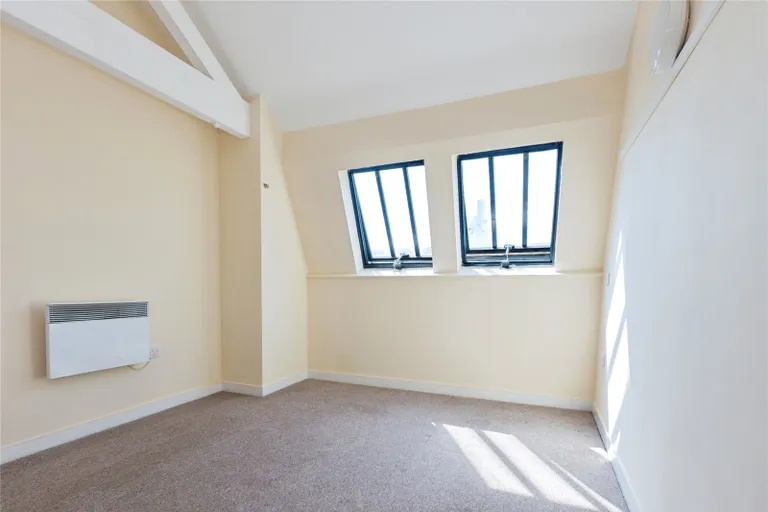 1 Bed Flat, The Atrium, LE1 photo 2