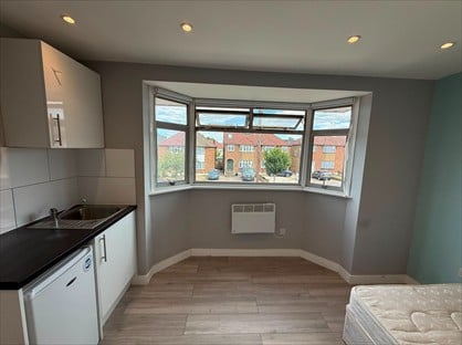 Studio Flat, Queens Walk, HA4