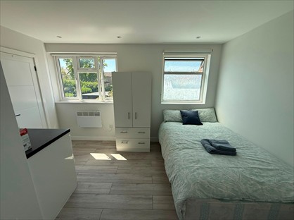 Studio Flat, Queens Walk, HA4