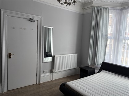 Room in a Shared House, Kingswood Road, IG3