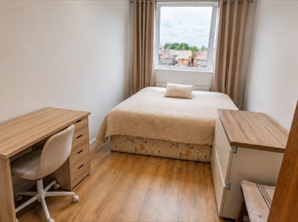 Room in a Shared Flat, Cotmandene, RH4